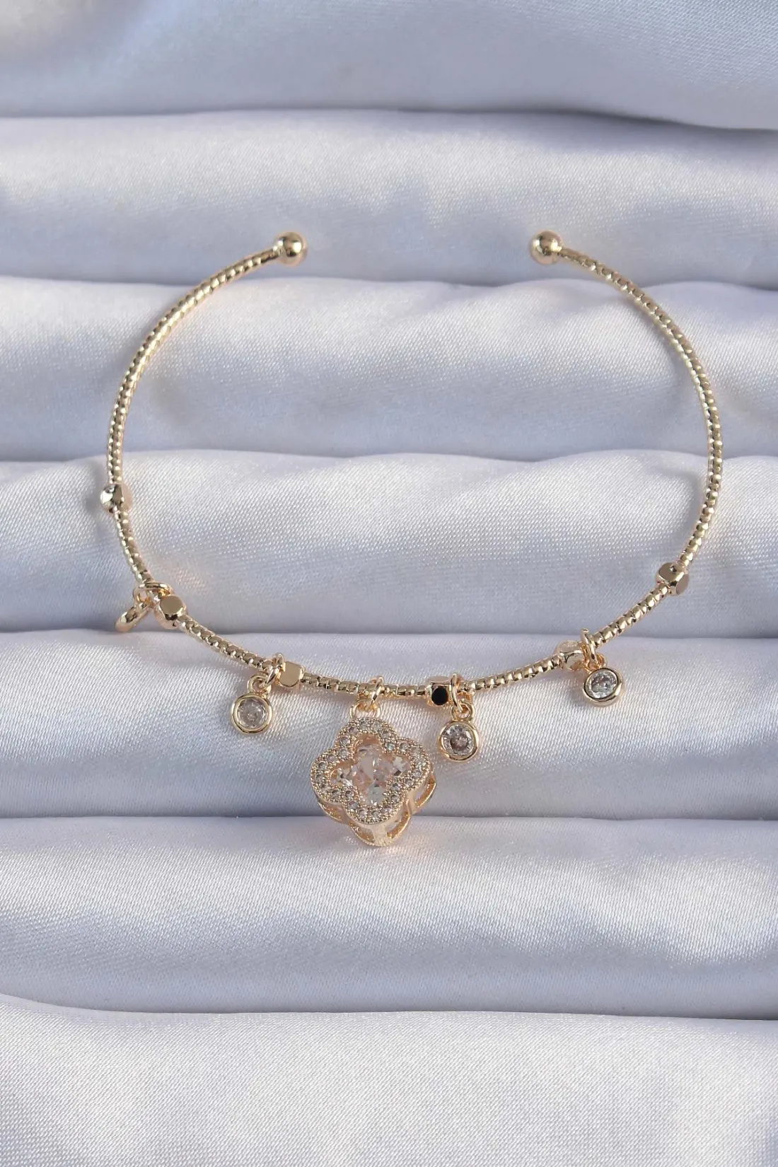 Pirinç Gold Renk Zirkon Taşlı Yonca Model Charm Bileklik