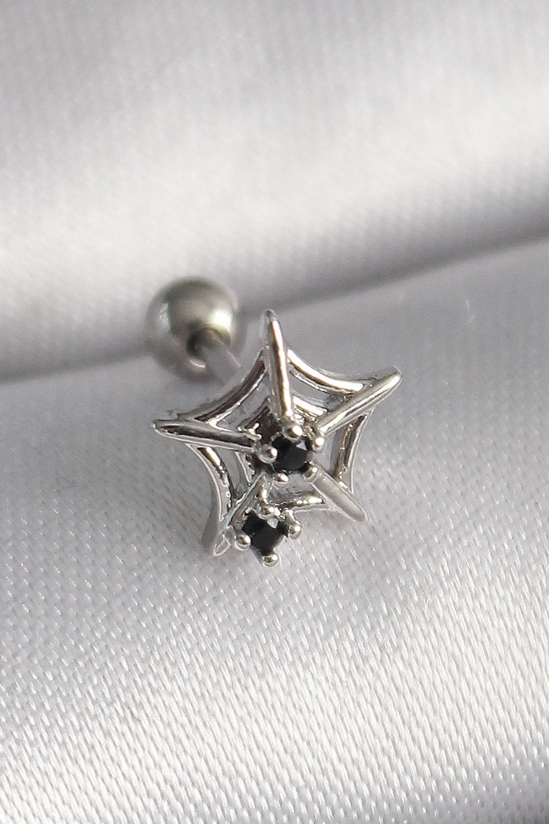 316L Çelik Gümüş Renk Siyah Zirkon Taş Detay Örümcek Ağ Model Tragus Piercing