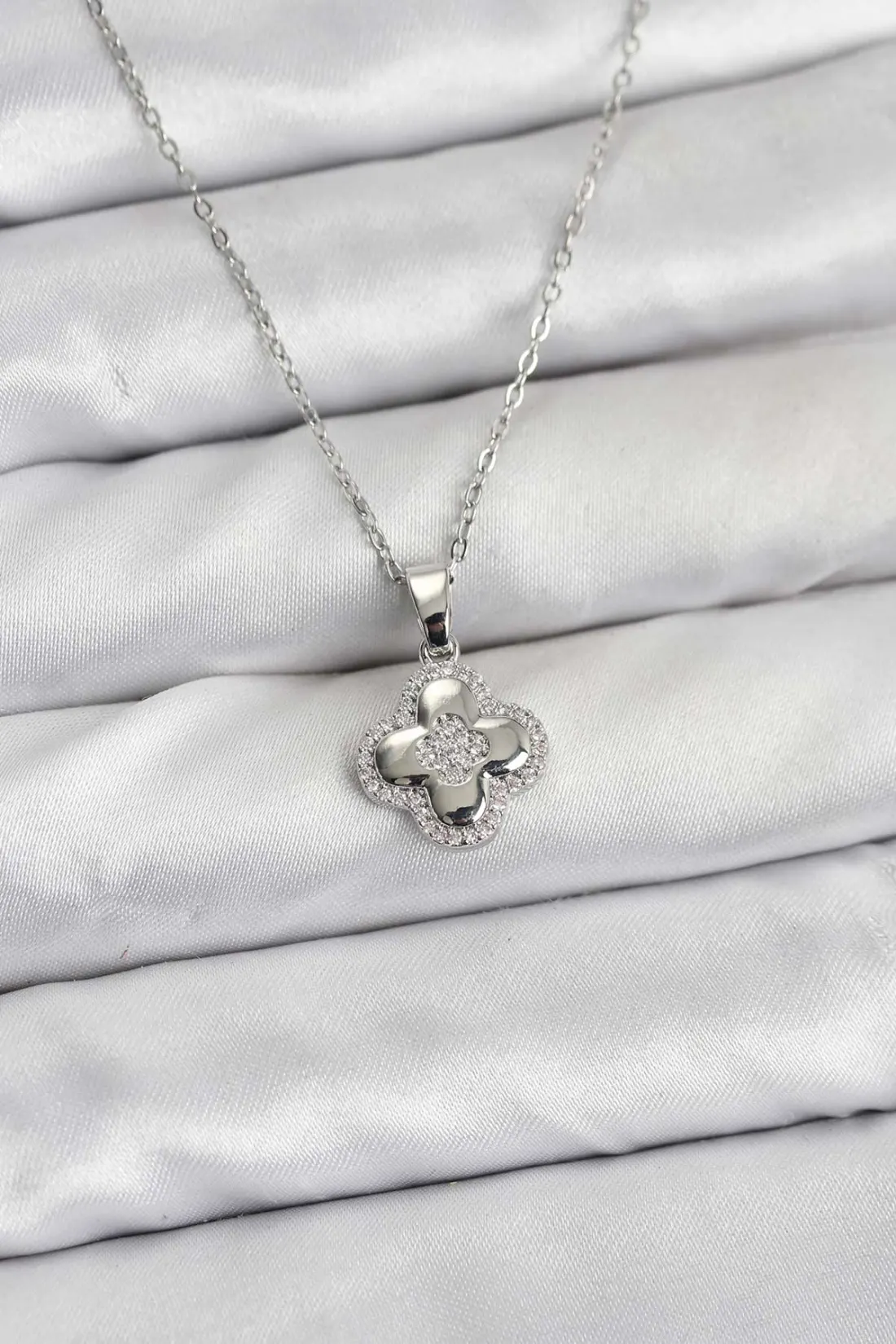 316L Çelik Zincir Gümüş Renk Zirkon Taşlı Yonca Model Kadın Kolye