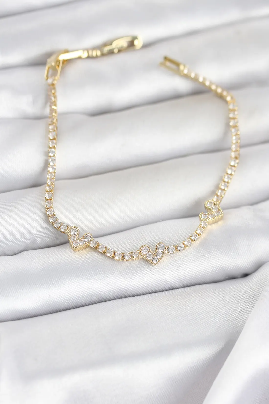 Pirinç Gold Renk Kalp Model Zirkon Taşlı Su Yolu Kadın Bileklik