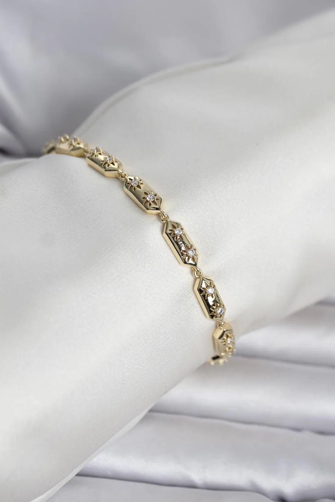 Pirinç Gold Renk Kutup Yıldızı İşleme Kadın Bileklik