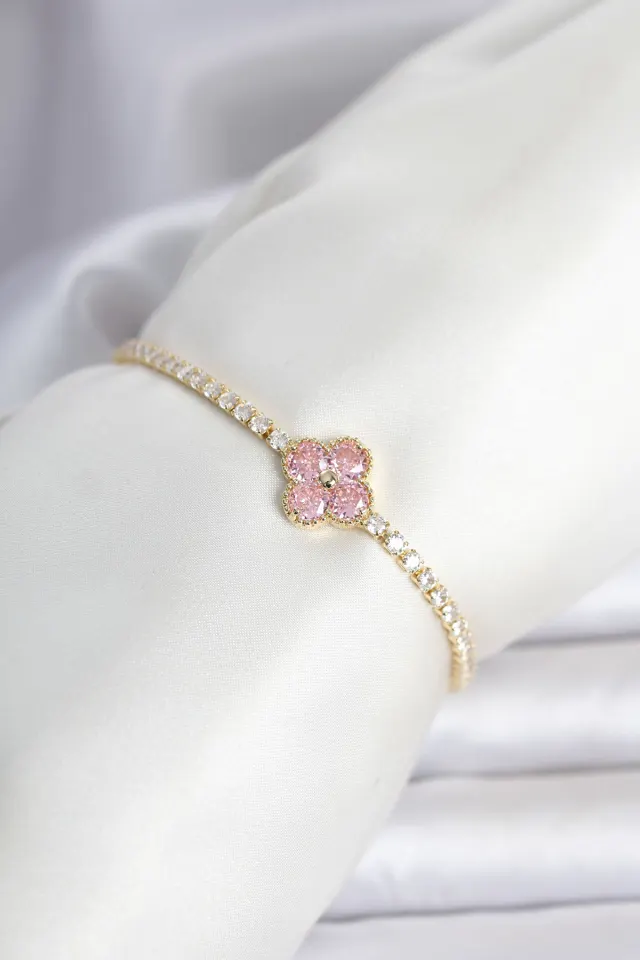 Pirinç Gold Renk Pembe Zirkon Taşlı Yonca Model Su Yolu Kadın Bileklik