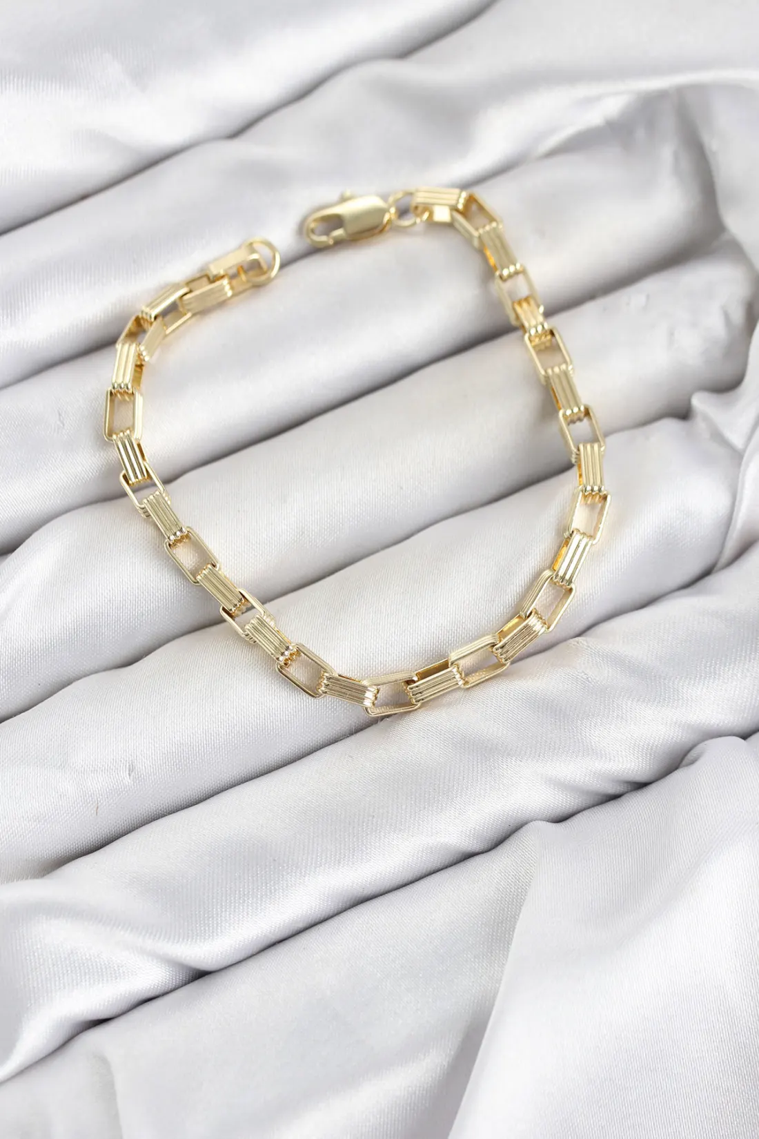 CM Kare Halka Model Gold Renk Pirinç Kadın Bileklik
